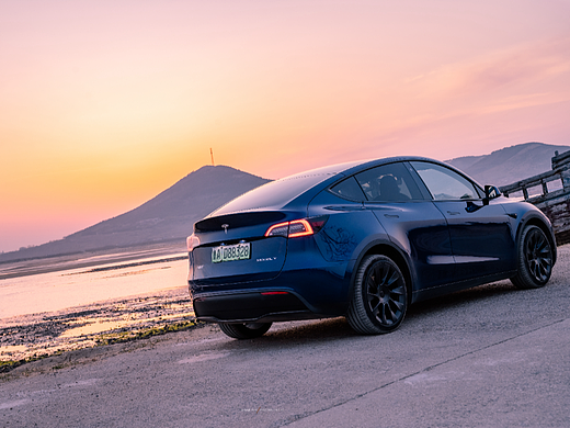 青岛海边露营：特斯拉 Model Y 
