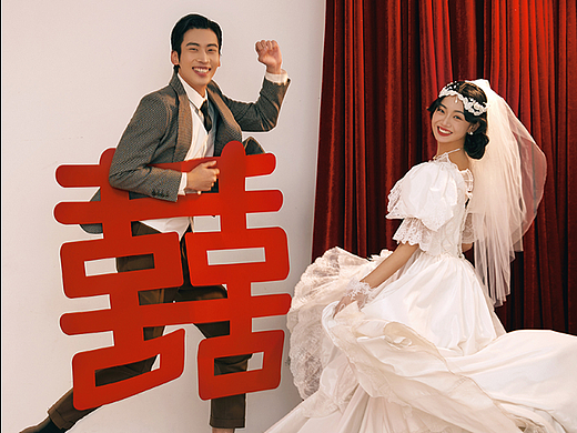 圆脸女孩的室内复古喜嫁婚纱照，也很好看哦
