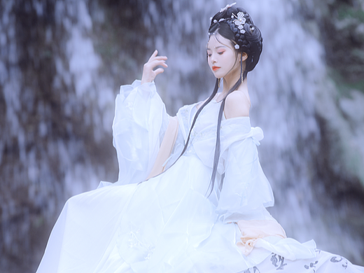 睹一丽人 于岩之畔