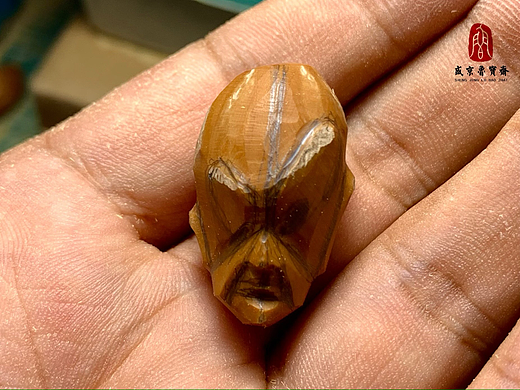 盛京鲁宝斋出品，鲁俊雕刻，纯手工橄榄核漫雕怪头