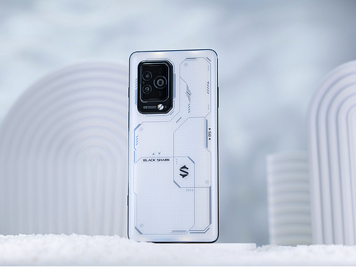 黑鲨 5 Pro：量子光能，冲破灰暗