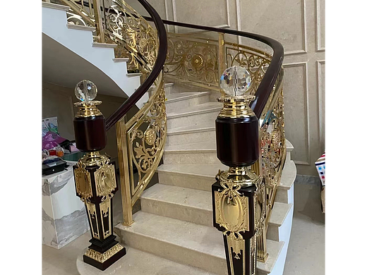 电镀金色圆弧形铜楼梯 实心铜板雕花镂空护栏现场设计