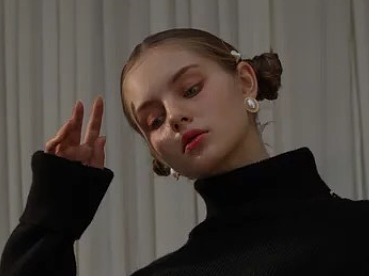 北欧复古油画少女外模拍摄 甜美饰品箱包模特 女秋冬装