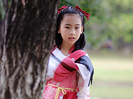 户外公园拍摄恬静的古装小美女