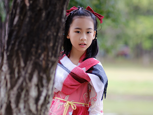 户外公园拍摄恬静的古装小美女