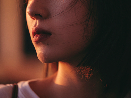 你是夏日的一阵风，吹过了我的脸庞