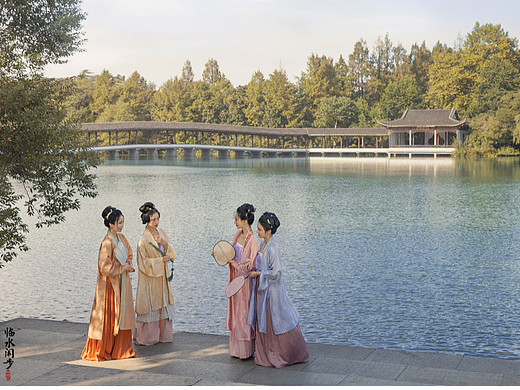 临水闲步
