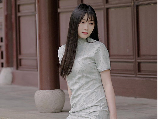 温雅旗袍女子