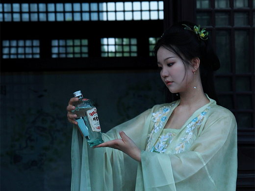 酌一杯酒，吟一首诗，感受汉服与酒的诗情画意