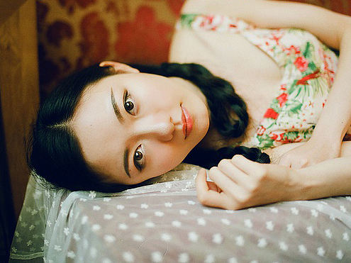 教你的男友拍美照——如何在普通甜品店为女友拍摄一组杂志插页照