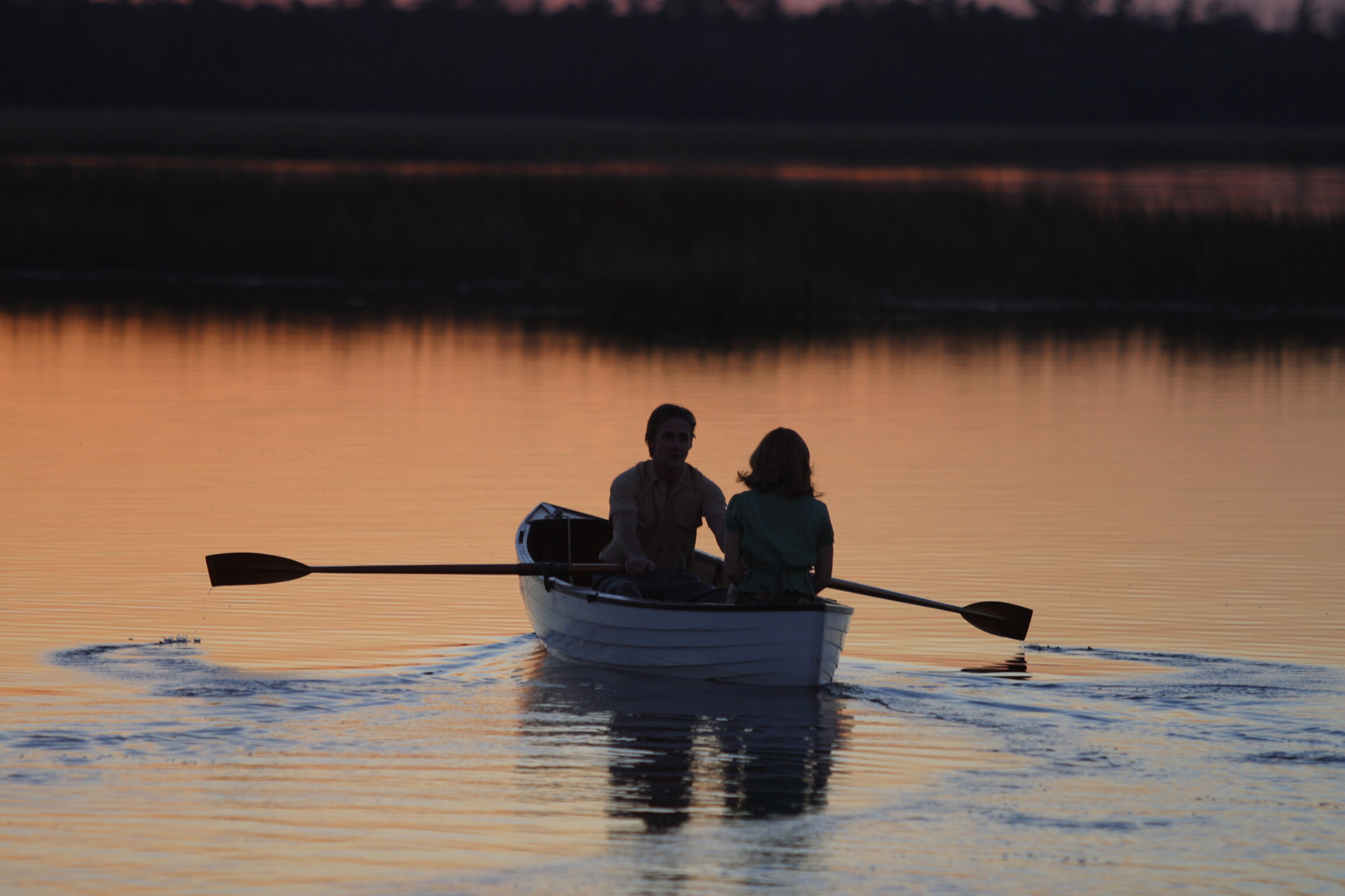 Туристы плыли по озеру на лодке. Двое в лодке. Парень в лодке. Мужчина и женщина в лодке. Влюбленные в лодке.