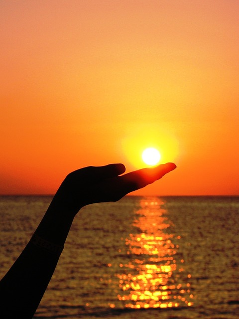 太阳在ok手势里的图片图片