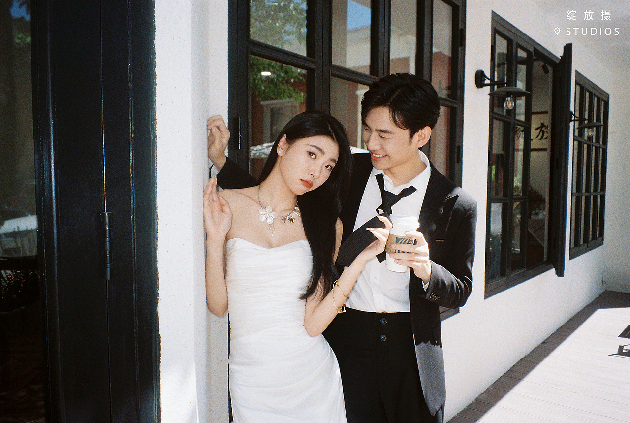 将文艺氛围融入甜酷风婚纱照，竟如此惊艳（图ZMzcxNDQ0NzIw） - 婚礼摄影 - 站酷设计师绽放摄胶片摄影原创素材 - 站酷ZCOOL