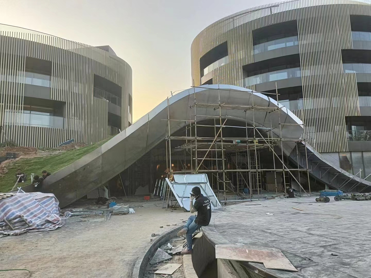 常州溧阳竹音度假酒店双曲面不锈钢门头装饰