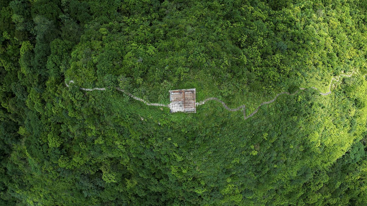 晴空下美丽的深圳盐田菠萝山顶