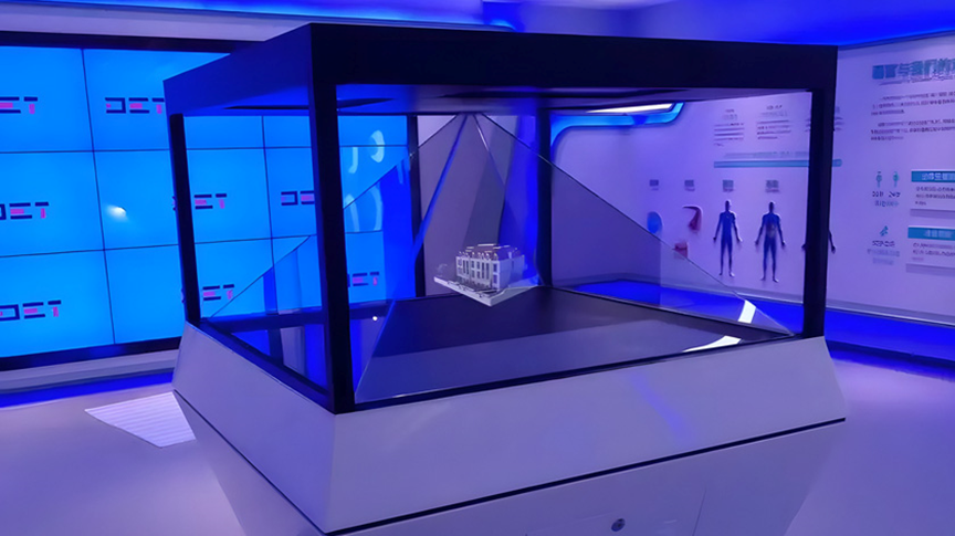 展厅中的全息技术有哪些吸引观众的点？