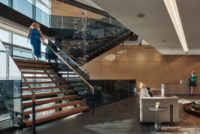 办公楼设计装修风格:中性、温暖的调色板与会议室附近的深色石板形成鲜明对比