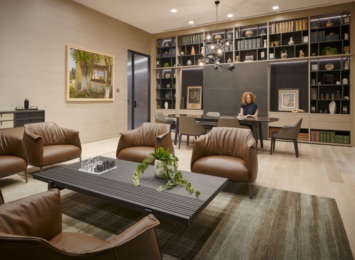 办公楼设计装修风格:中性、温暖的调色板与会议室附近的深色石板形成鲜明对比