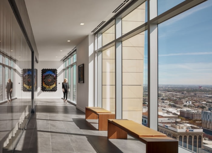 办公楼设计装修风格:中性、温暖的调色板与会议室附近的深色石板形成鲜明对比