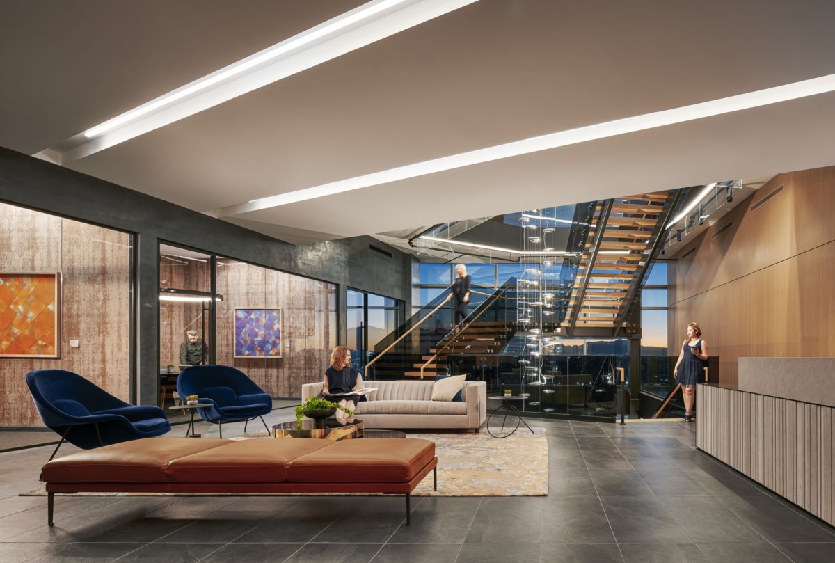 办公楼设计装修风格:中性、温暖的调色板与会议室附近的深色石板形成鲜明对比