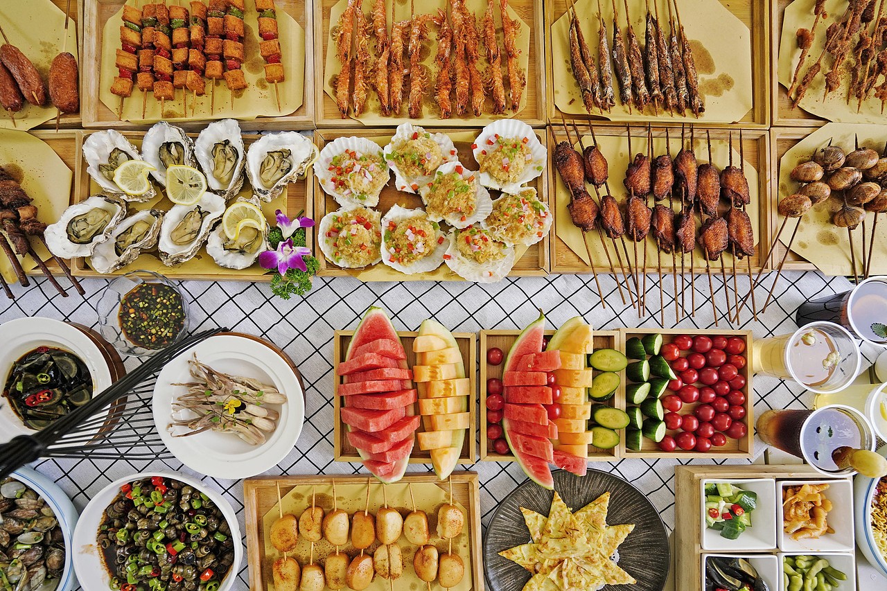 暖阳轻落,微风轻拂
周末又是一个好天气<br>反向出游、奔赴山水、户外烧烤、帐篷吊床<br>撸串的心也已经蠢蠢欲动<br>各种肉串“滋滋”冒油<br>约上三五好友,即刻出发吧