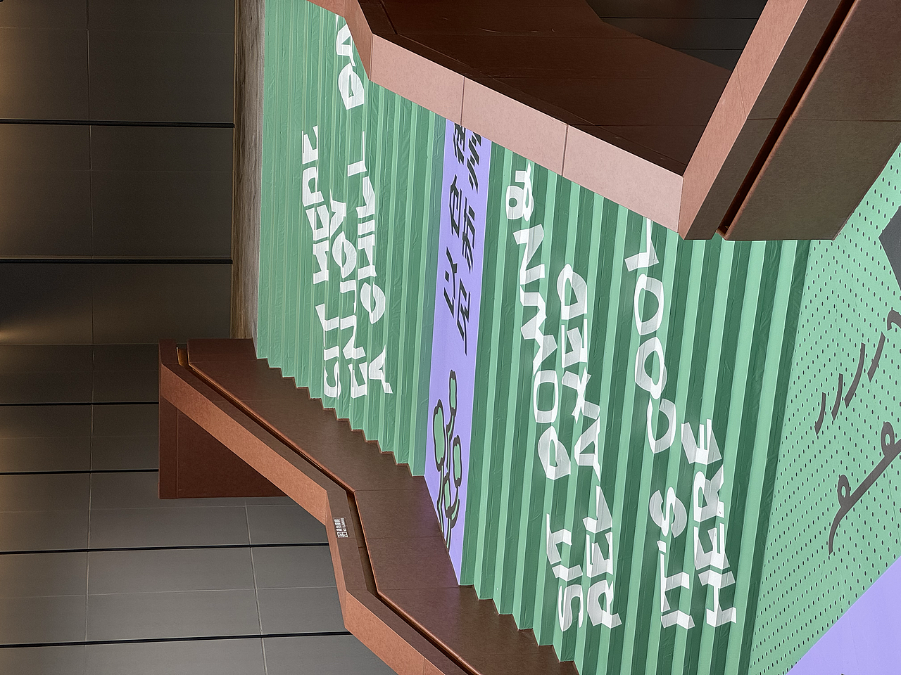 仓街苏州商业体商场楼梯面网红打卡楼梯图案设计dp点