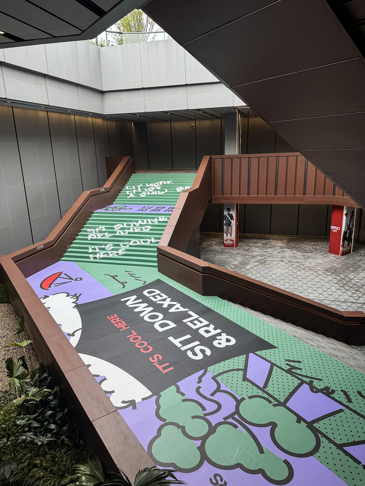 仓街苏州商业体商场楼梯面网红打卡楼梯图案设计dp点