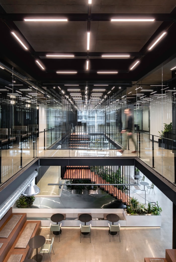 办公室室内装修:胡桃木镶板天花板和威尼斯石膏墙增添了一丝温暖的质感