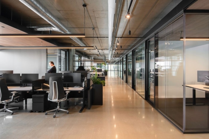 办公室室内装修:胡桃木镶板天花板和威尼斯石膏墙增添了一丝温暖的质感