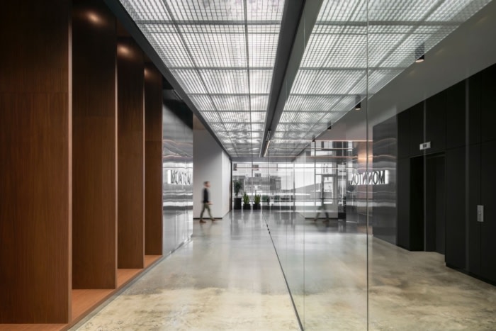 办公室室内装修:胡桃木镶板天花板和威尼斯石膏墙增添了一丝温暖的质感