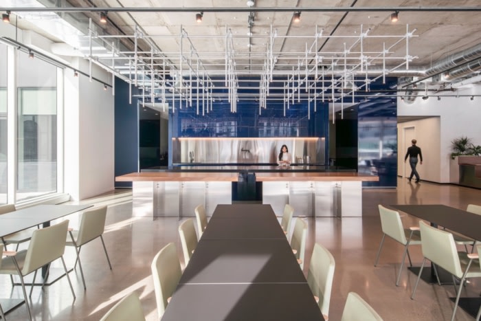 办公室室内装修:胡桃木镶板天花板和威尼斯石膏墙增添了一丝温暖的质感