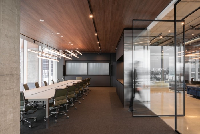 办公室室内装修:胡桃木镶板天花板和威尼斯石膏墙增添了一丝温暖的质感