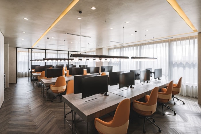 办公室设计装修：落地玻璃面板与宽大的窗墙相映成趣 为空间注入了开放感和通风优雅感