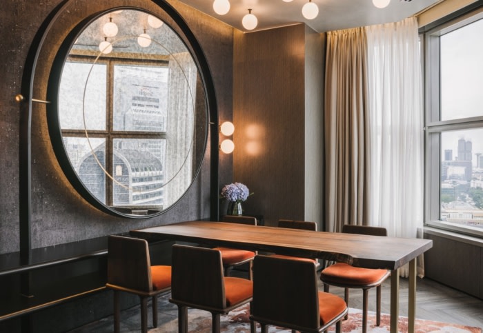 办公室设计装修：落地玻璃面板与宽大的窗墙相映成趣 为空间注入了开放感和通风优雅感