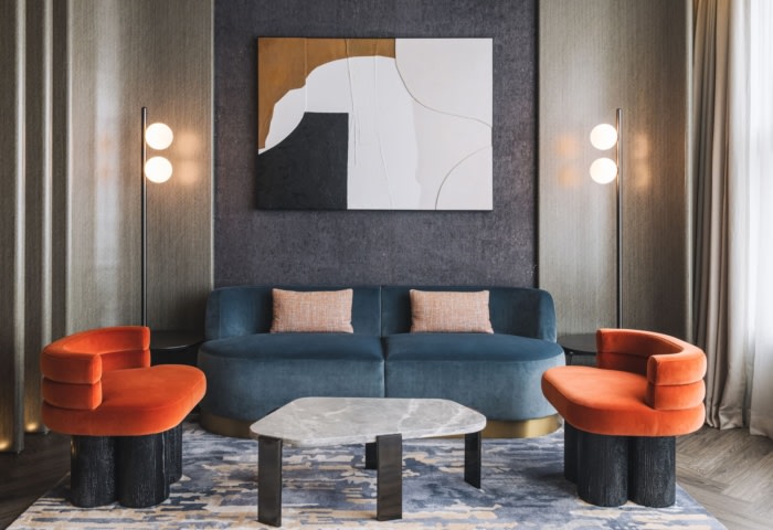 办公室设计装修：落地玻璃面板与宽大的窗墙相映成趣 为空间注入了开放感和通风优雅感