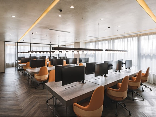 办公室设计装修：落地玻璃面板与宽大的窗墙相映成趣 为空间注入了开放感和通风优雅感