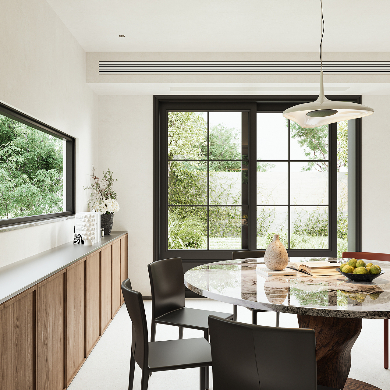 当我坐在餐桌前，窗外那一片绿植宛如一个生机勃勃的绿色世界，瞬间吸引了我的目光。