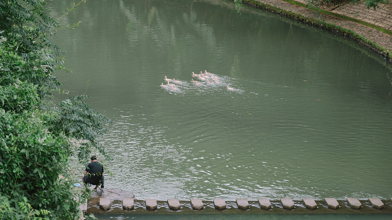 夏天河里戏水的人们（图ZMzcyMzM1OTYw） - 人文/纪实摄影 - 站酷设计师摄影师李宏原创素材 - 站酷ZCOOL