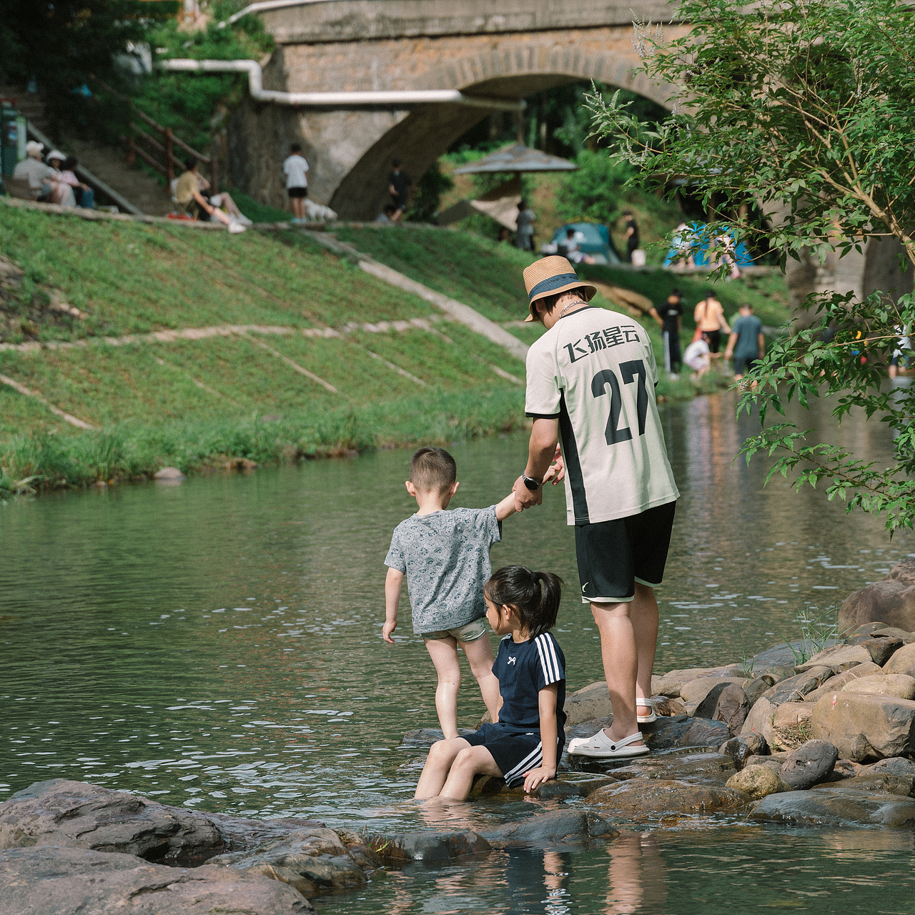 夏天河里戏水的人们（图ZMzcyMzM2MzQw） - 人文/纪实摄影 - 站酷设计师摄影师李宏原创素材 - 站酷ZCOOL