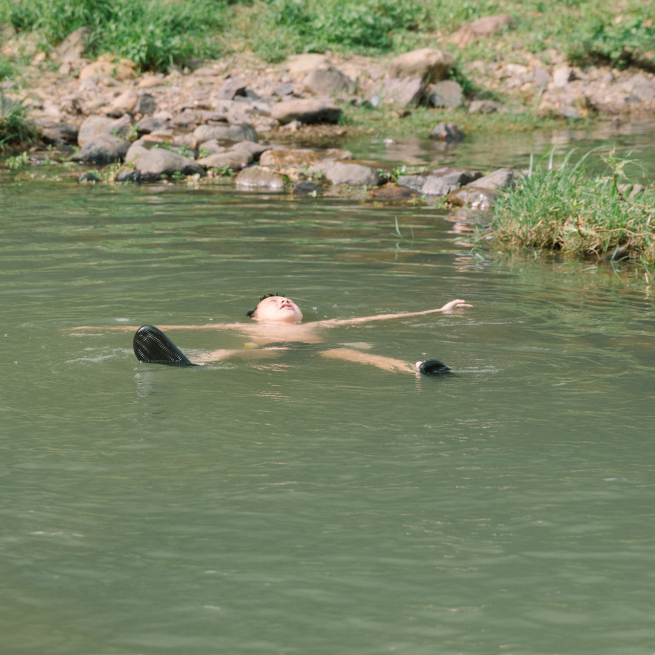 夏天河里戏水的人们（图ZMzcyMzM2MzM2） - 人文/纪实摄影 - 站酷设计师摄影师李宏原创素材 - 站酷ZCOOL