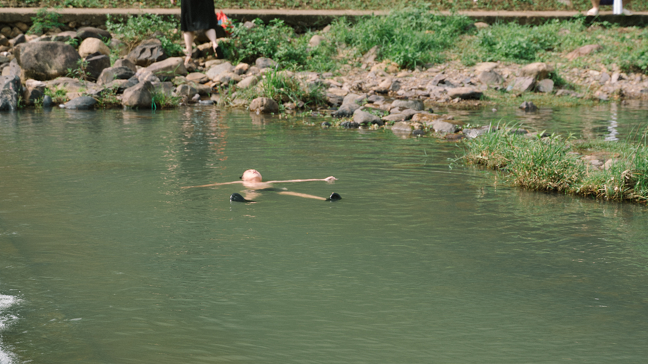 夏天河里戏水的人们（图ZMzcyMzM2OTIw） - 人文/纪实摄影 - 站酷设计师摄影师李宏原创素材 - 站酷ZCOOL
