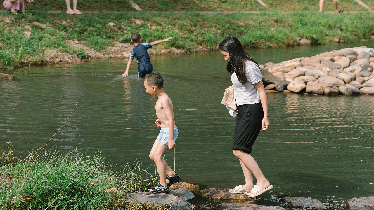 夏天河里戏水的人们（图ZMzcyMzM2OTI4） - 人文/纪实摄影 - 站酷设计师摄影师李宏原创素材 - 站酷ZCOOL
