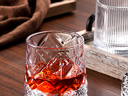 逆光拍摄-威士忌酒杯