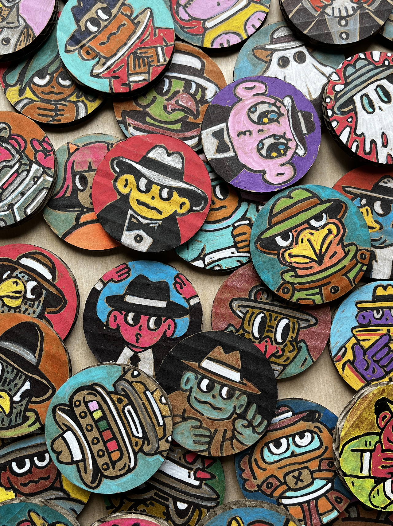 画在瓦楞纸上的空心人