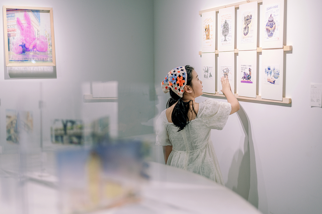 画展小逛（图ZMzcyNDM1NTEy） - 人像摄影 - 站酷设计师大卫009原创素材 - 站酷ZCOOL