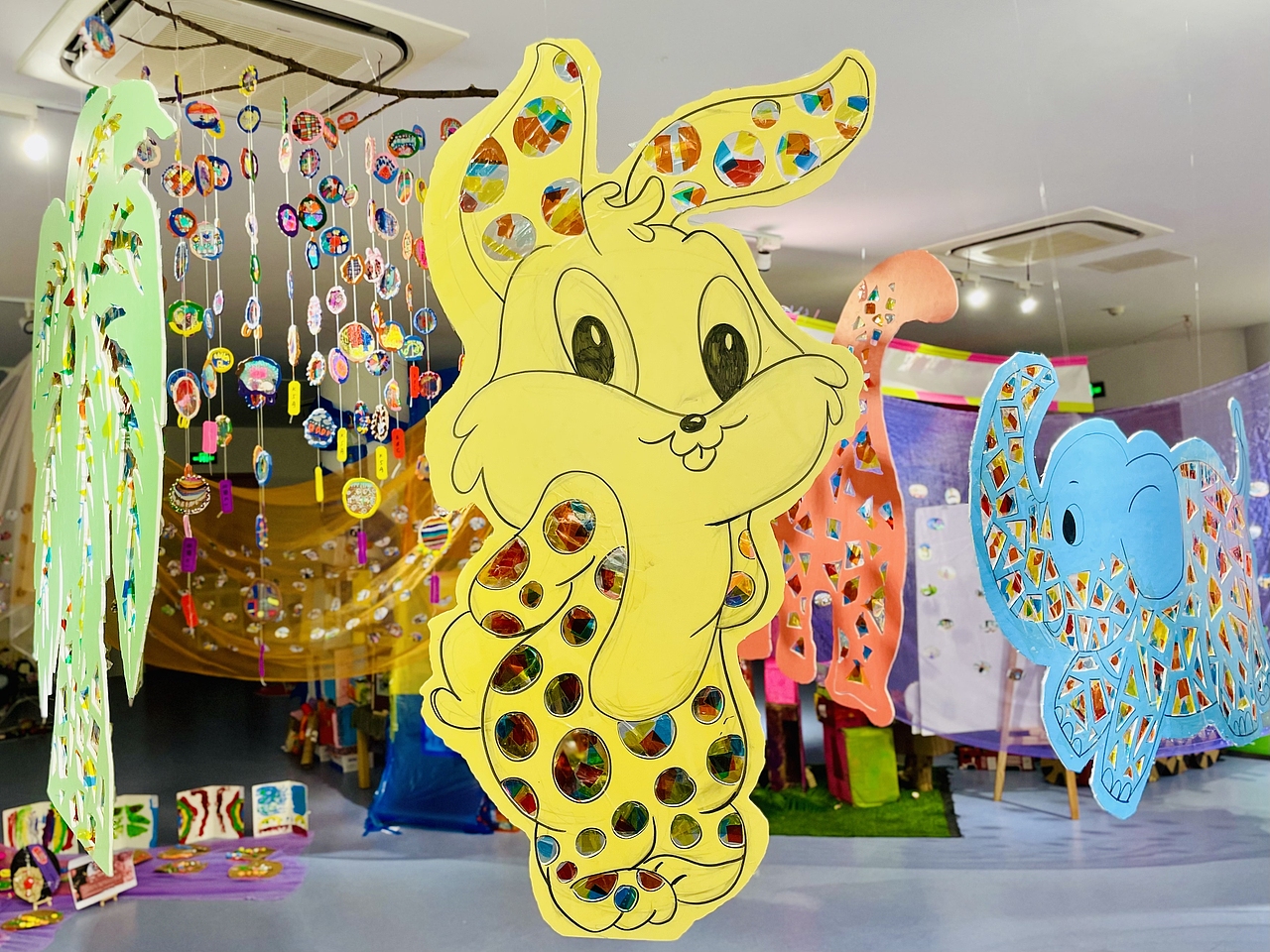 光影森林主题中的动植物创作