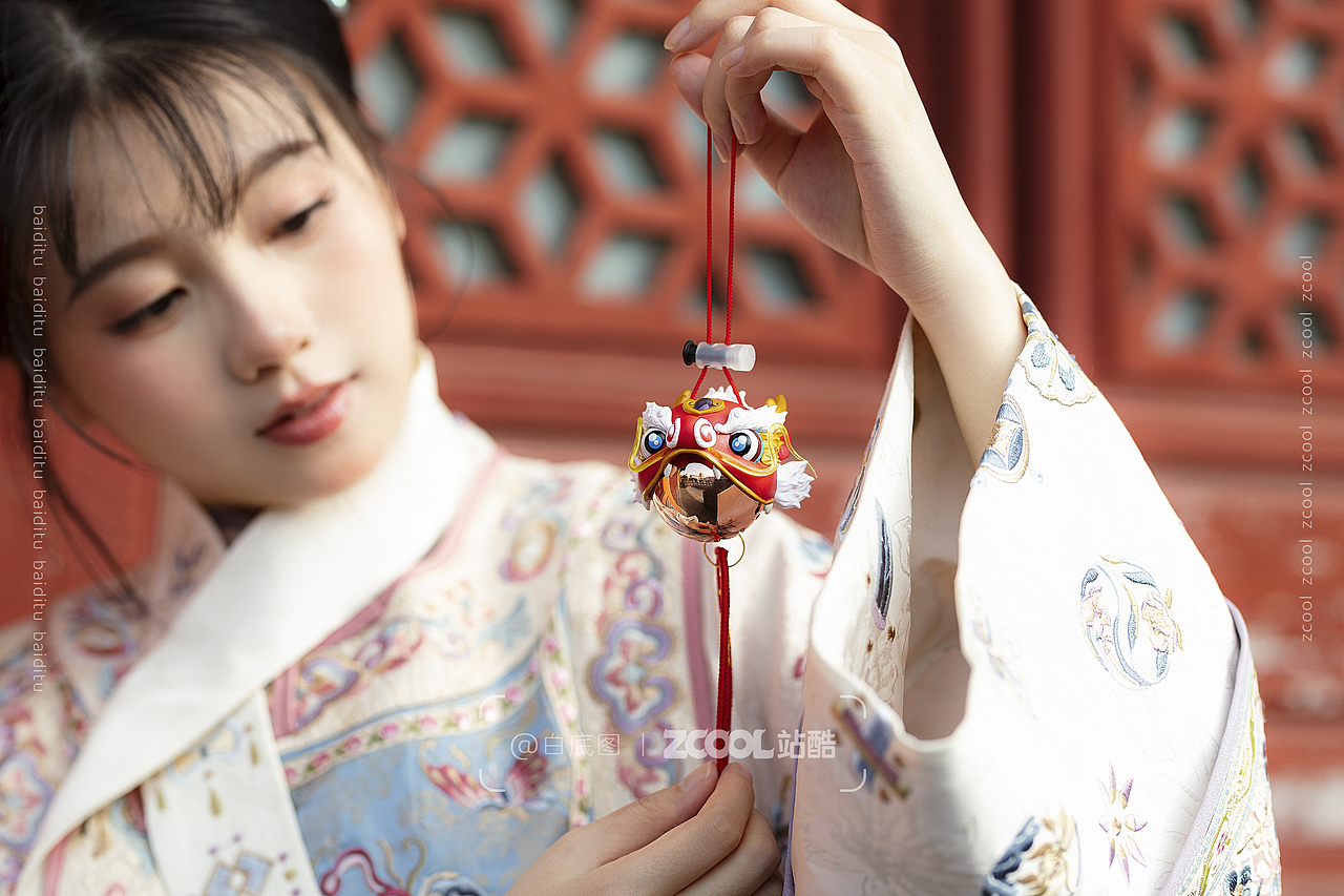 随手拍丨舞狮车载香薰（图ZMzcyNzEzNDQ0） - 产品摄影 - 站酷设计师白底图原创素材 - 站酷ZCOOL
