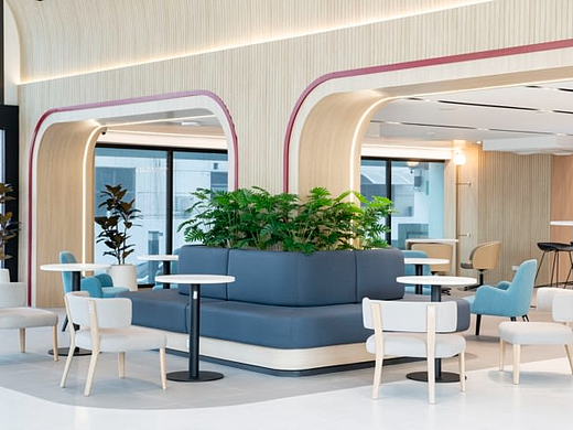 办公楼设计：新大堂的到达空间和工作咖啡厅被设计成一个社交目的地