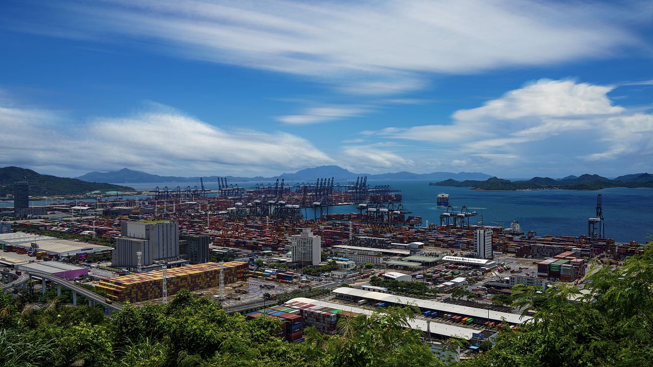 深圳盐田港蓝天白云