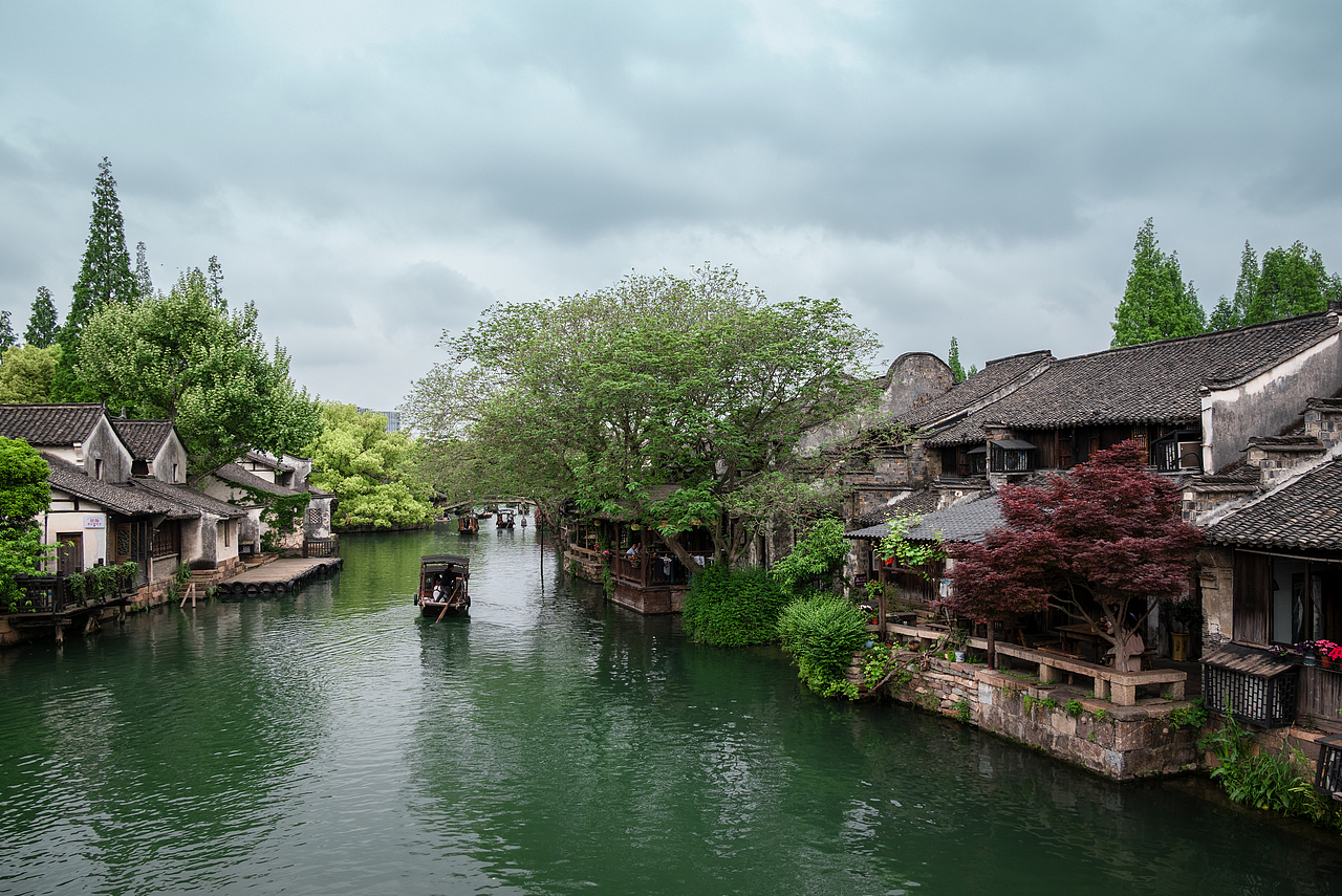 阴天行船,但是一直没能等到下雨